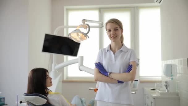 Žena Zubařka Mluvit Mladým Pacientem Během Objednání Moderní Zubní Klinice — Stock video