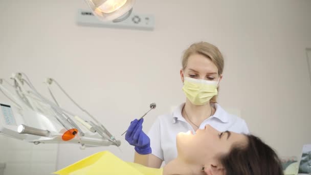 Krásná Žena Schůzce Zubaři Ústní Hygiena Bělení Léčba Bolesti Zubů — Stock video