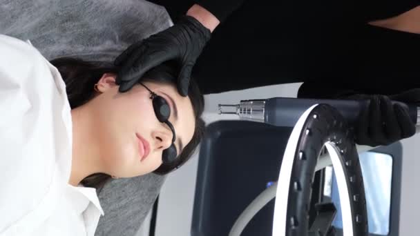 サロンの若い女性の永久的な構造の眉毛のレーザーの取り外し ビューティーサロンでカーボンフェイスピーリング ハードウェア化粧品の治療 — ストック動画
