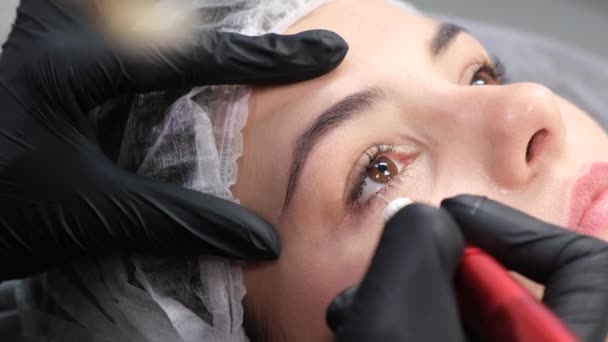 Kosmetolog Nakładający Makijaż Stały Oczy Zbliżenie Profesjonalista Nosi Czarne Rękawiczki — Wideo stockowe