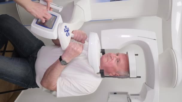Vertikal Video Äldre Man Röntgenmaskin Med Cefalometriskt Uttag Äldre Man — Stockvideo