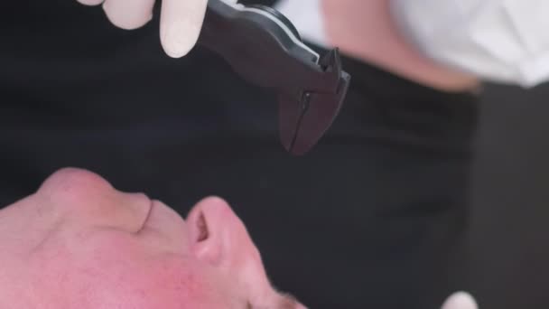 성형외과의사와의 상담이요 노인의 얼굴에 수술을위한 플라스틱 방법으로 얼굴의 비디오 — 비디오