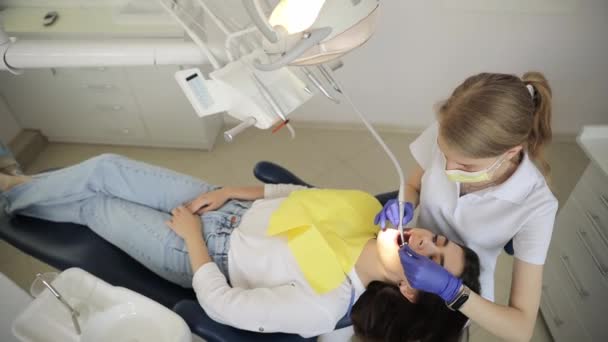 Pemandangan Indah Seorang Gadis Baik Mengunjungi Dokter Giginya Yang Merawat — Stok Video
