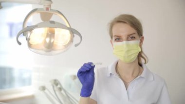 Modern bir klinikte kadın dişçi. Dişçilik.