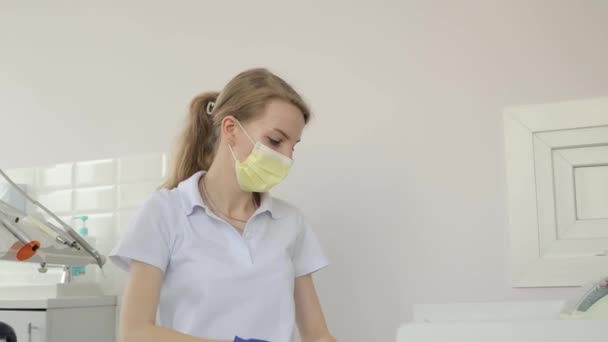 Ženský Zubařky Klinice Pracuje Své Zubařské Kanceláři Koncepce Ošetření Zubů — Stock video