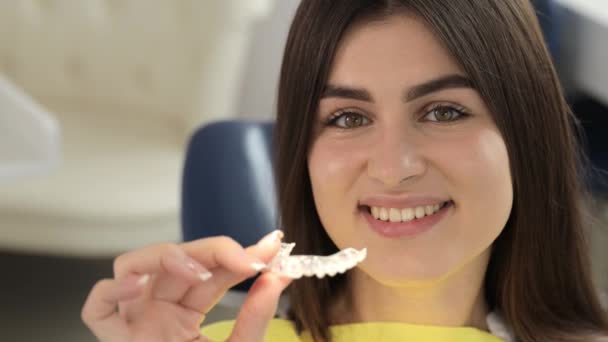 Портрет Жінки Пацієнта Стоматологічному Кабінеті Вона Носить Брекети Виправлення Зубів — стокове відео