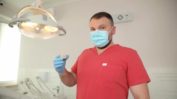 Odontólogo Profesional Uniforme Rojo Consultorio Dental — Vídeos de Stock