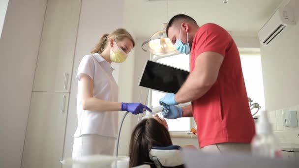 Zubař Léčí Zuby Moderní Klinice Bolest Zubech Bezbolestná Stomatologická Léčba — Stock video