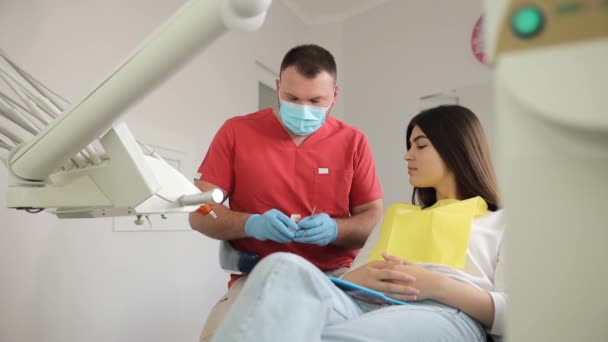 身穿红色制服的牙医在牙科诊所工作 牙科治疗概念 — 图库视频影像