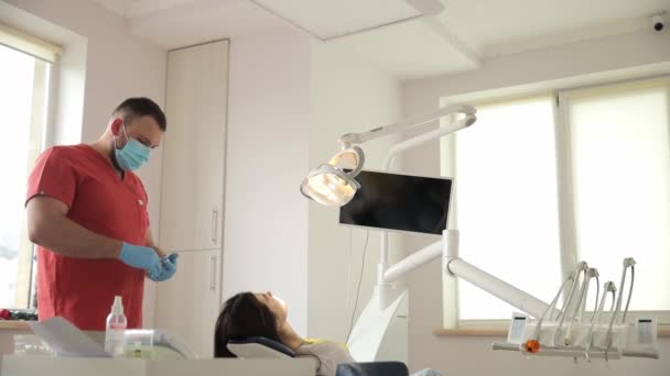Стоматолог Помощью Ассистента Проводит Профессиональное Обследование Полости Рта Пациента Современная — стоковое видео