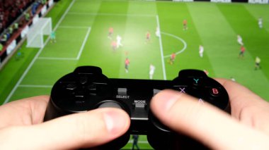 Bir konsol yardımıyla futbol bilgisayar oyunu. Kapat..