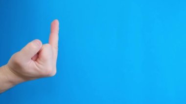 Mavi arka planda orta parmak negatif el hareketini kapat.