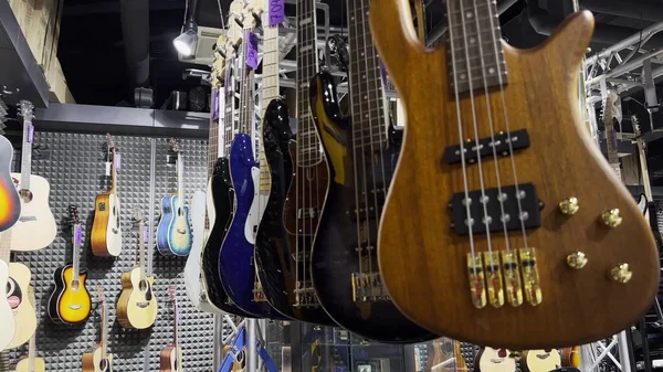 Müzik aletleri, klasik ve elektrik gitarları olan bir mağaza..