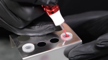 Kadınlar için daimi dudak makyajı prosedürü. Deneyimli bir güzellik uzmanı, dövme makinesi kullanarak dudaklarına pigment makyaj uygular..