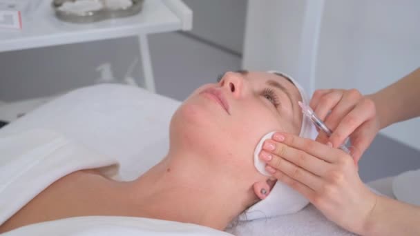 化粧品学者は 顔の皮膚のしわをきつく締め 滑らかにするために注射を若返らせる手順を実行します 化粧品スキンケア — ストック動画