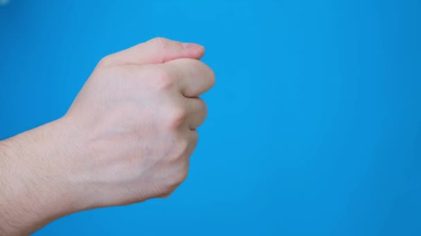 青い背景の指で手のジェスチャー フォーフィンガー — ストック動画