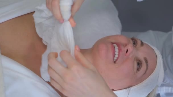Kosmetikerin Wäscht Frauengesicht Mit Wattepads Vorbereitungen Für Eine Reinigung Des — Stockvideo