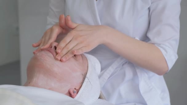 Jovem Cliente Recebendo Uma Massagem Facial Relaxante Relaxante Para Ajudar — Vídeo de Stock