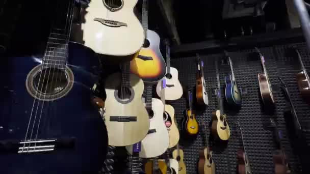 Mercado Que Vende Guitarras Acústicas Coloridas Instrumentos Musicais Cordas — Vídeo de Stock