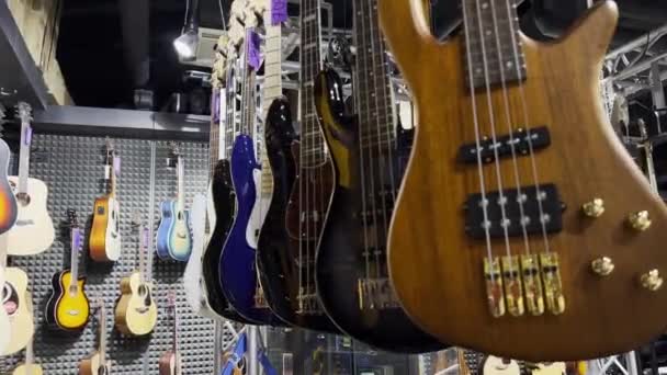 Ein Geschäft Mit Musikinstrumenten Klassischen Und Elektrischen Gitarren — Stockvideo