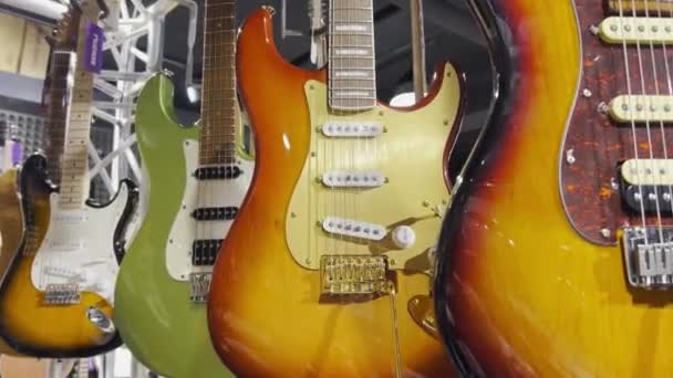 Крупный План Красочных Электронных Гитар Висящих Стене Магазина Коллекция Бас — стоковое видео