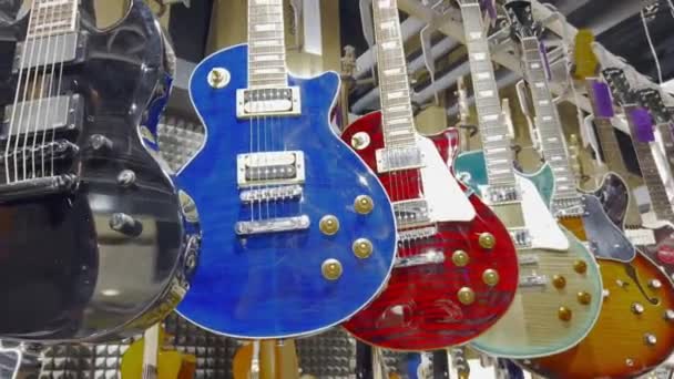 Stěně Visí Obchod Barevnými Elektronickými Kytarami Basová Kytara Tvorba Rockové — Stock video