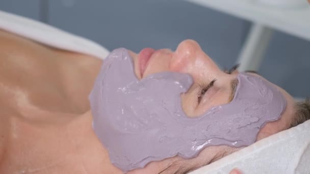 Profesionální Kosmetolog Zakrývá Pleť Osob Hydratační Maskou Během Procedury Péče — Stock video