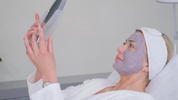 Esteticista Fez Uma Máscara Uma Cara Mulher Salão Beleza Rejuvenescimento — Vídeo de Stock