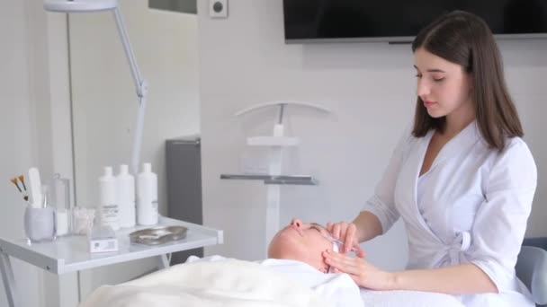 美容师在女人脸上注射年轻化的药物 — 图库视频影像