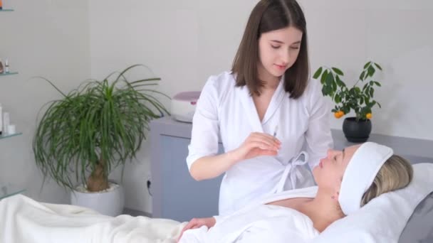 Une Belle Femme Reçoit Des Injections Dans Les Lèvres Médecin — Video