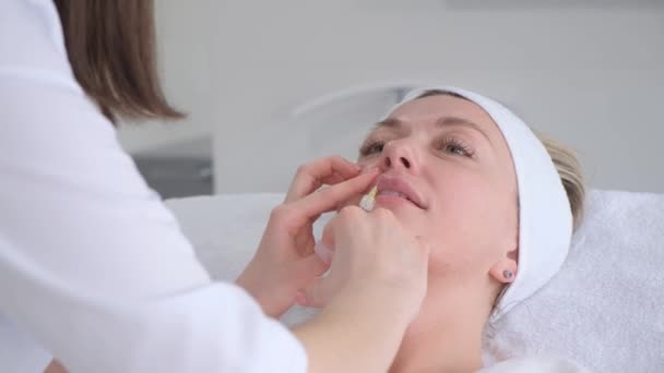 Une Belle Femme Reçoit Des Injections Dans Les Lèvres Médecin — Video