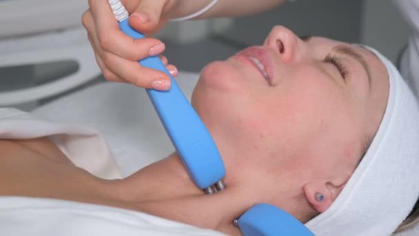 Masaż Kobiecej Twarzy Elektryczną Stymulacją Odmładzanie Skóry Twarzy Salon Piękności — Wideo stockowe