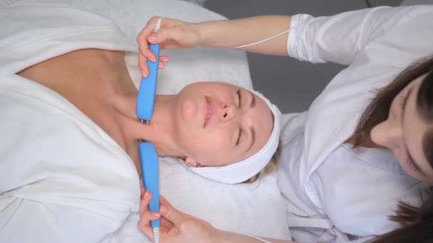 Bliska Kosmetyczka Wykonuje Stymulację Mikroprądową Twarzy Młodej Kobiety Klinice Spa — Wideo stockowe
