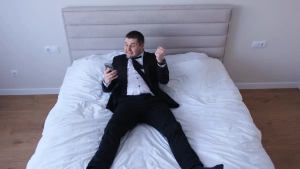 Adam Ikramiyeyi Kazandı Otelde Yatağın Üstünde Mutlu Koca Kazan Haberler — Stok video