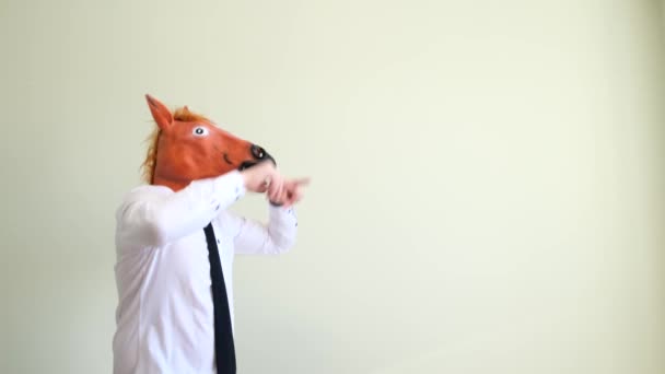 Divertente Uomo Lattice Maschera Cavallo Ballare Isolato Sfondo — Video Stock