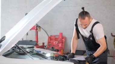 Araba bakımı, otomobil tamiratı ve yedek yedek motor parçaları..