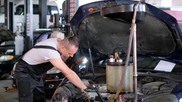 Auto Mechanik Naprawy Samochodu Garażu — Wideo stockowe