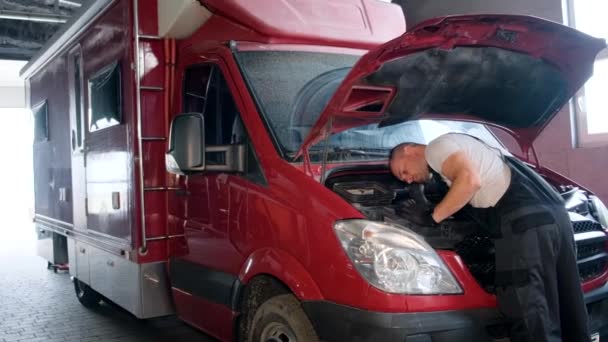 Reparatur Von Lkw Automechaniker Während Der Auto Diagnose — Stockvideo