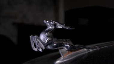 Bir Sovyet arabasının geyik simgesi. Retro arabalar. - Rusya. Moskova. 10 Ekim 2022.