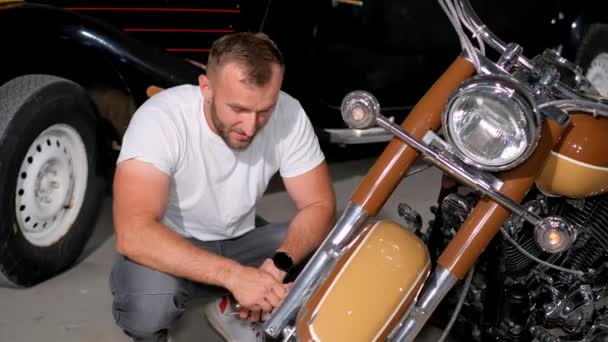 Bir Adam Güzel Motosikletini Siler Motosiklet Aşığı — Stok video