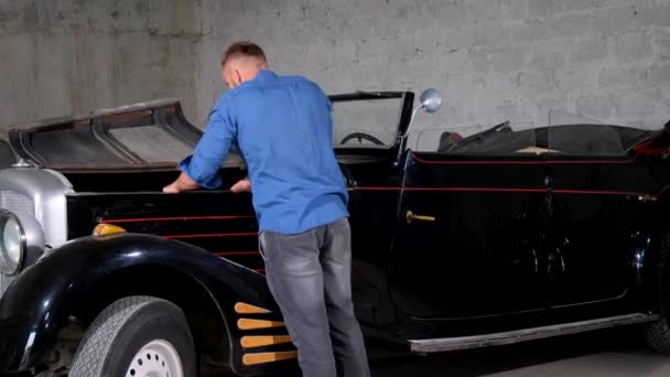 Egy Férfi Szerelő Megjavít Egy Retró Autót Egy Garázsban — Stock videók