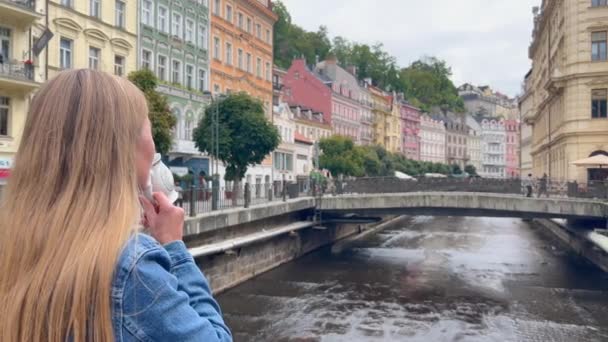Een Vrouw Drinkt Water Terwijl Stad Karlovy Vary Staat Tsjechië — Stockvideo