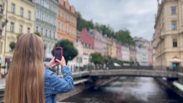 Uma Mulher Tira Uma Foto Smartphone Cidade Karlovy Vary República — Vídeo de Stock