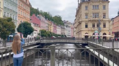 Çek Cumhuriyeti 'nin eski Karlovy Vary kasabasını gezen genç bir kadın. Avrupa seyahatleri.