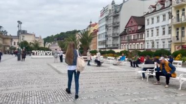 Çek Cumhuriyeti 'nin eski Karlovy Vary kasabasını gezen genç bir kadın. Avrupa seyahatleri.