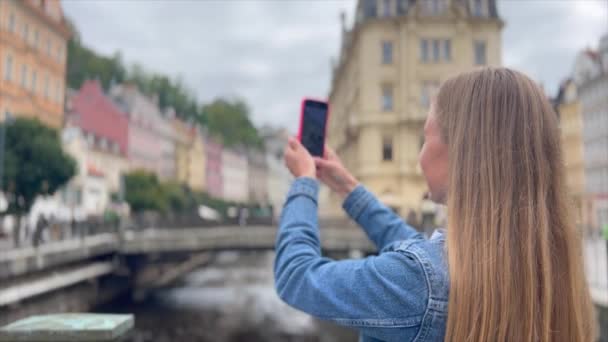 Kvinna Tar Ett Foto Med Smartphone Elegant Sommarresa Till Gamla — Stockvideo