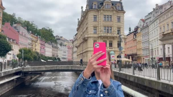 Vacker Flicka Använder Smartphone För Att Fotografera Gammal Europeisk Stad — Stockvideo