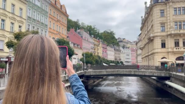 Μια Νεαρή Γυναίκα Κοιτάζει Τοπίο Της Παλιάς Πόλης Και Βγάζει — Αρχείο Βίντεο