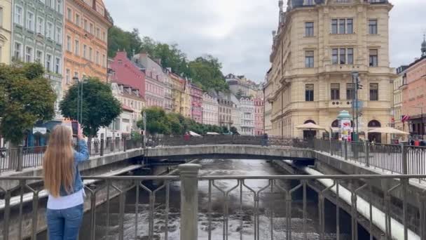 Jonge Vrouw Sightseeing Oude Stad Karlovy Vary Tsjechië Reizen Europa — Stockvideo