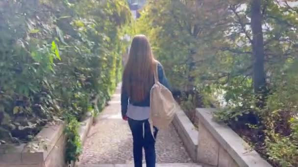 Una Mujer Con Una Mochila Viajero Que Baja Las Escaleras — Vídeos de Stock
